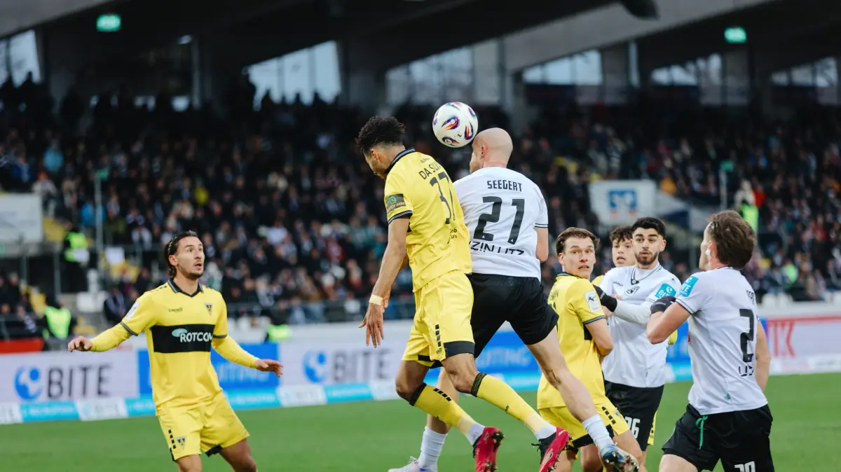 Fußball, 3. Liga, 24. Spieltag, SSV Ulm 1846 Fußball gegen Alemannia Aachen im Donaustadion, Kopfball, Luftzweikampf, Marcel Seegert