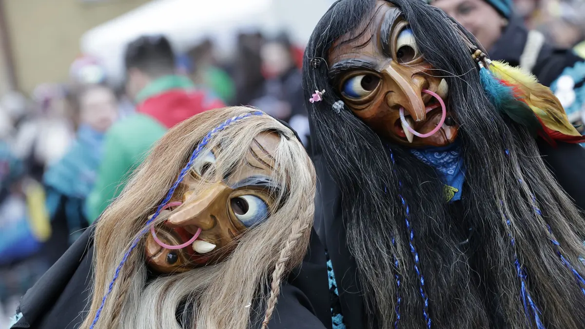Hunderte von faschingsbegeisterten Zuschauer fanden sich zum 54. traditionellen Fasnetsumzug der Faschinggesellschaft Gosbach in der Ortsmitte von Gosbach ein.: 54. traditioneller Fasnetsumzug der Faschingsgesellschaft Gosbach „De Loidige“ 1970 e.V. in Gosbach. Hunderte von närrischen Zuschauern säumten, bei kaltem aber trockenem Wetter, die Straßen beim Fasnetsumzug in der Ortsmitte von Gosbach. Bei dem närrischen treiben formierten sich 65 Gruppen aus Narrenzünften und Guggenmusikern unter dem Motto „Heute feiern wir unsere Glückseligkeit“ zu einem fast zweistündig dauernden bunten Umzug und feierten so ihre Fasnet. Anschließend wurde ausgelassen beim Festbetrieb in der Turnhalle, im Zelt und an verschiedenen Bars weiter gefeiert.
