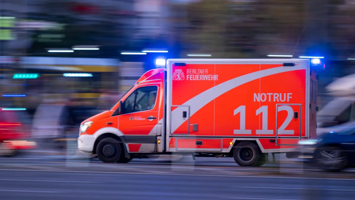 Meningokokken: ARCHIV - 11.11.2022, Berlin: Ein Rettungswagen der Berliner Feuerwehr fährt mit Blaulicht zum Einsatz. (zu dpa: «Auto fährt gegen Lastwagen – Fahrerin stirbt im Krankenhaus») Foto: Monika Skolimowska/dpa +++ dpa-Bildfunk +++