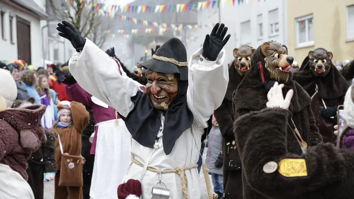 Hunderte von faschingsbegeisterten Zuschauer fanden sich zum 54. traditionellen Fasnetsumzug der Faschinggesellschaft Gosbach in der Ortsmitte von Gosbach ein.: 54. traditioneller Fasnetsumzug der Faschingsgesellschaft Gosbach „De Loidige“ 1970 e.V. in Gosbach. Hunderte von närrischen Zuschauern säumten, bei kaltem aber trockenem Wetter, die Straßen beim Fasnetsumzug in der Ortsmitte von Gosbach. Bei dem närrischen treiben formierten sich 65 Gruppen aus Narrenzünften und Guggenmusikern unter dem Motto „Heute feiern wir unsere Glückseligkeit“ zu einem fast zweistündig dauernden bunten Umzug und feierten so ihre Fasnet. Anschließend wurde ausgelassen beim Festbetrieb in der Turnhalle, im Zelt und an verschiedenen Bars weiter gefeiert.