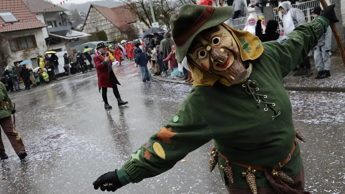 Närrische Rufe beim Fasnetumzug der von Mühlenhexen von Mühlhausen im Täle in Mühlhausen.: Närrisches Treiben beim traditionellen Fasnetsumzug der Mühlenhexen von Mühlhausen im Täle am Fasnetsamstag in Mühlhausen. Bei regnerischem und kaltem Wetter schlängelte sich der Fasnetsumzug mit insgesamt 53 Gruppen aus Narrenzünften und Guggenmusiker durch die Ortsmitte von Mühlhausen. Viele teils bunt Maskierte und Verkleidete Narren säumten den Weg des Fasetumzugs entlang der Umzugsstrecke in Mühlhausen und feierten anschießend ausgelassen im Hexenzelt.