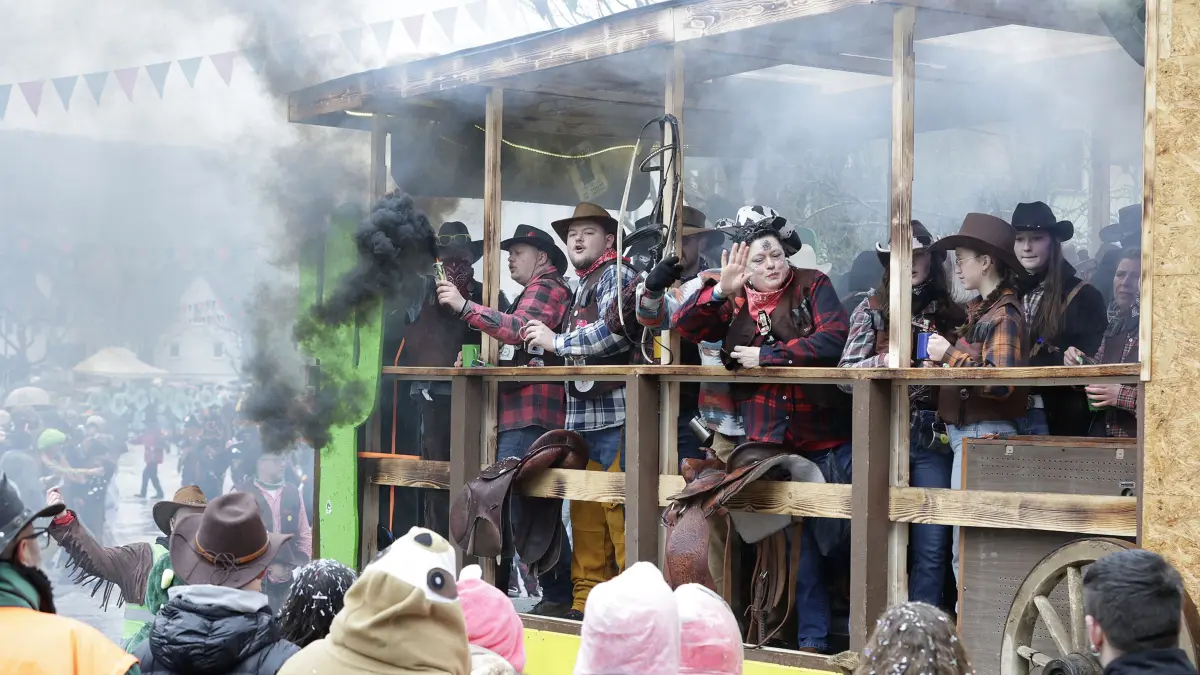 Närrische Rufe beim Fasnetumzug der von Mühlenhexen von Mühlhausen im Täle in Mühlhausen.: Närrisches Treiben beim traditionellen Fasnetsumzug der Mühlenhexen von Mühlhausen im Täle am Fasnetsamstag in Mühlhausen. Bei regnerischem und kaltem Wetter schlängelte sich der Fasnetsumzug mit insgesamt 53 Gruppen aus Narrenzünften und Guggenmusiker durch die Ortsmitte von Mühlhausen. Viele teils bunt Maskierte und Verkleidete Narren säumten den Weg des Fasetumzugs entlang der Umzugsstrecke in Mühlhausen und feierten anschießend ausgelassen im Hexenzelt.