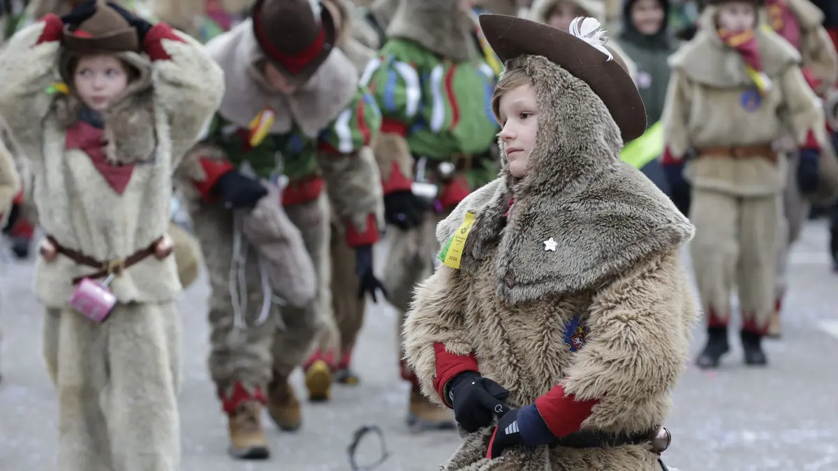 Hunderte von faschingsbegeisterten Zuschauer fanden sich zum 54. traditionellen Fasnetsumzug der Faschinggesellschaft Gosbach in der Ortsmitte von Gosbach ein.: 54. traditioneller Fasnetsumzug der Faschingsgesellschaft Gosbach „De Loidige“ 1970 e.V. in Gosbach. Hunderte von närrischen Zuschauern säumten, bei kaltem aber trockenem Wetter, die Straßen beim Fasnetsumzug in der Ortsmitte von Gosbach. Bei dem närrischen treiben formierten sich 65 Gruppen aus Narrenzünften und Guggenmusikern unter dem Motto „Heute feiern wir unsere Glückseligkeit“ zu einem fast zweistündig dauernden bunten Umzug und feierten so ihre Fasnet. Anschließend wurde ausgelassen beim Festbetrieb in der Turnhalle, im Zelt und an verschiedenen Bars weiter gefeiert.