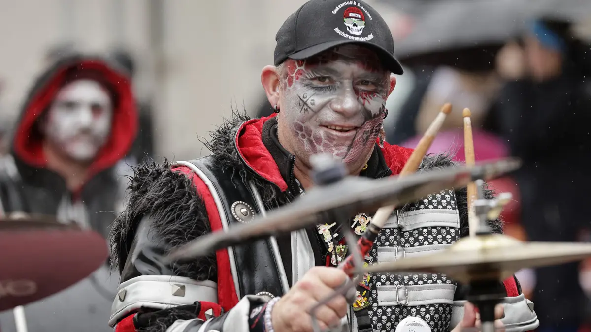 Närrische Rufe beim Fasnetumzug der von Mühlenhexen von Mühlhausen im Täle in Mühlhausen.: Närrisches Treiben beim traditionellen Fasnetsumzug der Mühlenhexen von Mühlhausen im Täle am Fasnetsamstag in Mühlhausen. Bei regnerischem und kaltem Wetter schlängelte sich der Fasnetsumzug mit insgesamt 53 Gruppen aus Narrenzünften und Guggenmusiker durch die Ortsmitte von Mühlhausen. Viele teils bunt Maskierte und Verkleidete Narren säumten den Weg des Fasetumzugs entlang der Umzugsstrecke in Mühlhausen und feierten anschießend ausgelassen im Hexenzelt.