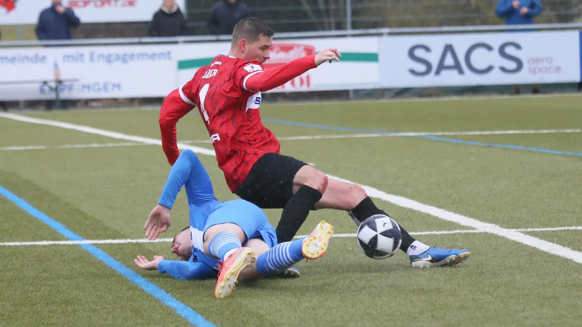 Marvin Jäger (re.) im Zweikampf: Die TSG Balingen musste im letzten Härtetest vor der Regionalliga-Rückrunde eine 0:4-Niederlage gegen den Bayern-Viertligisten FV Illertissen hinnehmen.
