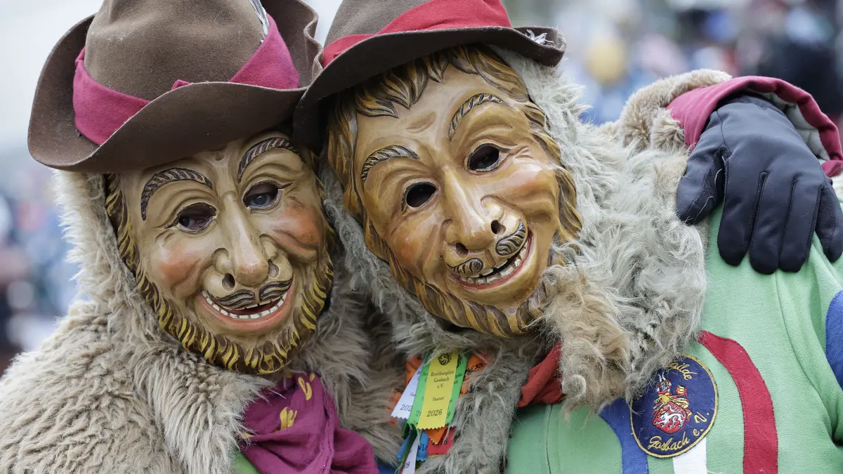 Hunderte von faschingsbegeisterten Zuschauer fanden sich zum 54. traditionellen Fasnetsumzug der Faschinggesellschaft Gosbach in der Ortsmitte von Gosbach ein.: 54. traditioneller Fasnetsumzug der Faschingsgesellschaft Gosbach „De Loidige“ 1970 e.V. in Gosbach. Hunderte von närrischen Zuschauern säumten, bei kaltem aber trockenem Wetter, die Straßen beim Fasnetsumzug in der Ortsmitte von Gosbach. Bei dem närrischen treiben formierten sich 65 Gruppen aus Narrenzünften und Guggenmusikern unter dem Motto „Heute feiern wir unsere Glückseligkeit“ zu einem fast zweistündig dauernden bunten Umzug und feierten so ihre Fasnet. Anschließend wurde ausgelassen beim Festbetrieb in der Turnhalle, im Zelt und an verschiedenen Bars weiter gefeiert.