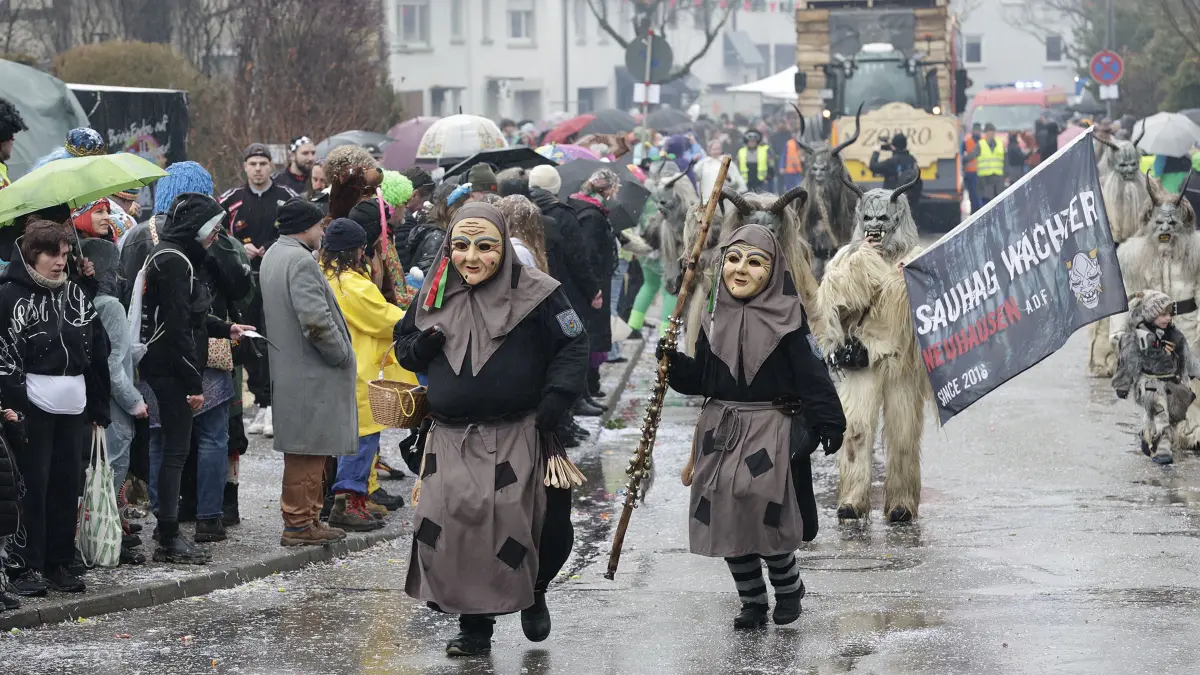 Närrische Rufe beim Fasnetumzug der von Mühlenhexen von Mühlhausen im Täle in Mühlhausen.: Närrisches Treiben beim traditionellen Fasnetsumzug der Mühlenhexen von Mühlhausen im Täle am Fasnetsamstag in Mühlhausen. Bei regnerischem und kaltem Wetter schlängelte sich der Fasnetsumzug mit insgesamt 53 Gruppen aus Narrenzünften und Guggenmusiker durch die Ortsmitte von Mühlhausen. Viele teils bunt Maskierte und Verkleidete Narren säumten den Weg des Fasetumzugs entlang der Umzugsstrecke in Mühlhausen und feierten anschießend ausgelassen im Hexenzelt.