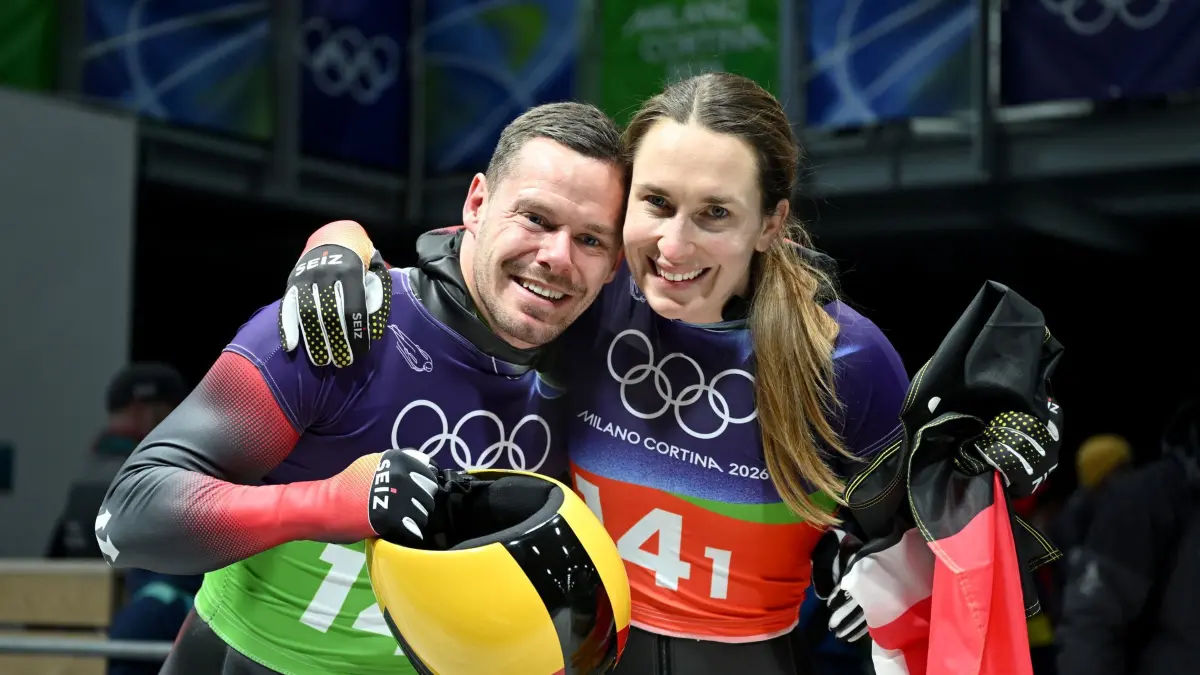 Olympische Winterspiele 2026: 15.02.2026, Italien, Cortina Džampezzo: Olympia, Olympische Winterspiele Mailand Cortina 2026, Skeleton, Team, Mixed im Cortina Sliding Centre, Jacqueline Pfeifer (Deutschland) und Christopher Grotheer (Deutschland) jubeln im Ziel. Foto: Robert Michael/dpa +++ dpa-Bildfunk +++