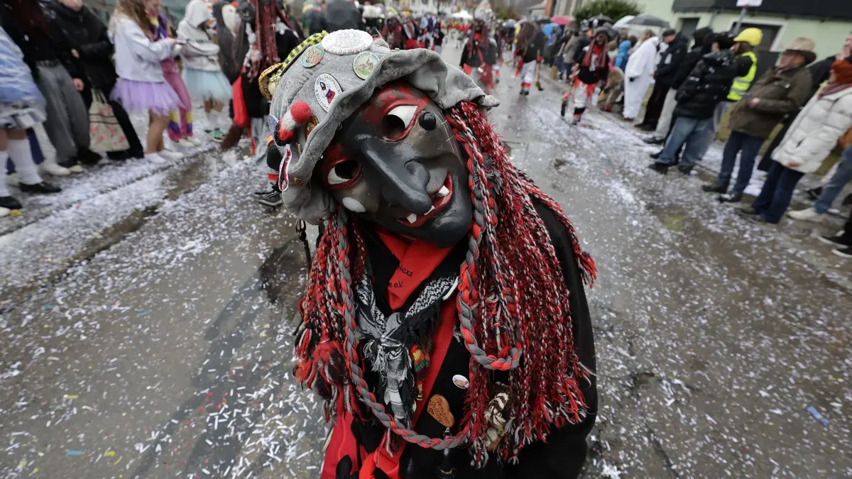 Närrische Rufe beim Fasnetumzug der von Mühlenhexen von Mühlhausen im Täle in Mühlhausen.: Närrisches Treiben beim traditionellen Fasnetsumzug der Mühlenhexen von Mühlhausen im Täle am Fasnetsamstag in Mühlhausen. Bei regnerischem und kaltem Wetter schlängelte sich der Fasnetsumzug mit insgesamt 53 Gruppen aus Narrenzünften und Guggenmusiker durch die Ortsmitte von Mühlhausen. Viele teils bunt Maskierte und Verkleidete Narren säumten den Weg des Fasetumzugs entlang der Umzugsstrecke in Mühlhausen und feierten anschießend ausgelassen im Hexenzelt.