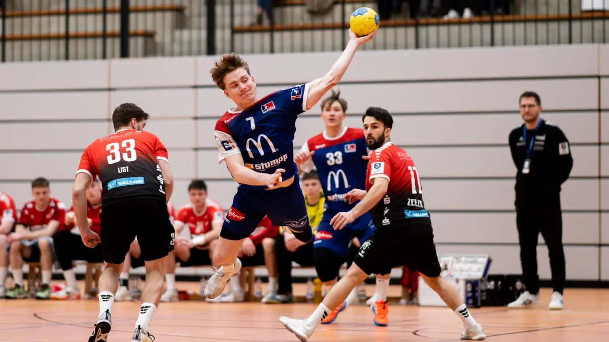 HBW Balingen Weilstetten II vs. VfL Pfullingen Handball, 3. Liga, 21. Spieltag, Saison 2025/2026, 15.02.2026: Daan van Vliet (HBW Balingen Weilstetten II, #07), beim Wurf gegen Lukas List (VFR Pfullingen, #33),
HBW Balingen Weilstetten II vs. VfL Pfullingen Handball, 3. Liga, 21. Spieltag, Saison 2025/2026, 15.02.2026
Eibner-Pressefoto/Andreas Ulmer