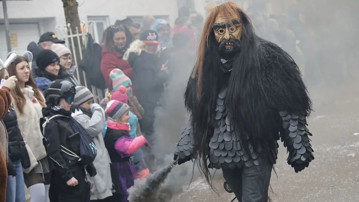 Hunderte von faschingsbegeisterten Zuschauer fanden sich zum 54. traditionellen Fasnetsumzug der Faschinggesellschaft Gosbach in der Ortsmitte von Gosbach ein.: 54. traditioneller Fasnetsumzug der Faschingsgesellschaft Gosbach „De Loidige“ 1970 e.V. in Gosbach. Hunderte von närrischen Zuschauern säumten, bei kaltem aber trockenem Wetter, die Straßen beim Fasnetsumzug in der Ortsmitte von Gosbach. Bei dem närrischen treiben formierten sich 65 Gruppen aus Narrenzünften und Guggenmusikern unter dem Motto „Heute feiern wir unsere Glückseligkeit“ zu einem fast zweistündig dauernden bunten Umzug und feierten so ihre Fasnet. Anschließend wurde ausgelassen beim Festbetrieb in der Turnhalle, im Zelt und an verschiedenen Bars weiter gefeiert.