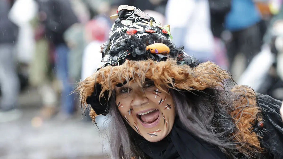 Närrische Rufe beim Fasnetumzug der von Mühlenhexen von Mühlhausen im Täle in Mühlhausen.: Närrisches Treiben beim traditionellen Fasnetsumzug der Mühlenhexen von Mühlhausen im Täle am Fasnetsamstag in Mühlhausen. Bei regnerischem und kaltem Wetter schlängelte sich der Fasnetsumzug mit insgesamt 53 Gruppen aus Narrenzünften und Guggenmusiker durch die Ortsmitte von Mühlhausen. Viele teils bunt Maskierte und Verkleidete Narren säumten den Weg des Fasetumzugs entlang der Umzugsstrecke in Mühlhausen und feierten anschießend ausgelassen im Hexenzelt.