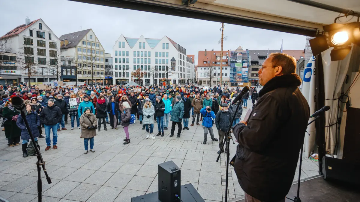 Münsterplatz Ulm: *Demonstration für Demokratie* in Ulm