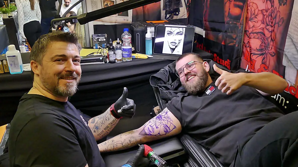 Für viele, die sich auf der Tattoo Convention in der EWS-Arena für ein Motiv entscheiden, ist es nicht die erste Tätowierung. Viele kommen mit festen Vorstellungen zur Messe.