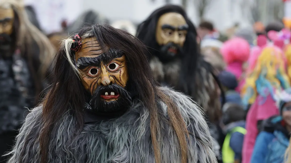 Hunderte von faschingsbegeisterten Zuschauer fanden sich zum 54. traditionellen Fasnetsumzug der Faschinggesellschaft Gosbach in der Ortsmitte von Gosbach ein.: 54. traditioneller Fasnetsumzug der Faschingsgesellschaft Gosbach „De Loidige“ 1970 e.V. in Gosbach. Hunderte von närrischen Zuschauern säumten, bei kaltem aber trockenem Wetter, die Straßen beim Fasnetsumzug in der Ortsmitte von Gosbach. Bei dem närrischen treiben formierten sich 65 Gruppen aus Narrenzünften und Guggenmusikern unter dem Motto „Heute feiern wir unsere Glückseligkeit“ zu einem fast zweistündig dauernden bunten Umzug und feierten so ihre Fasnet. Anschließend wurde ausgelassen beim Festbetrieb in der Turnhalle, im Zelt und an verschiedenen Bars weiter gefeiert.
