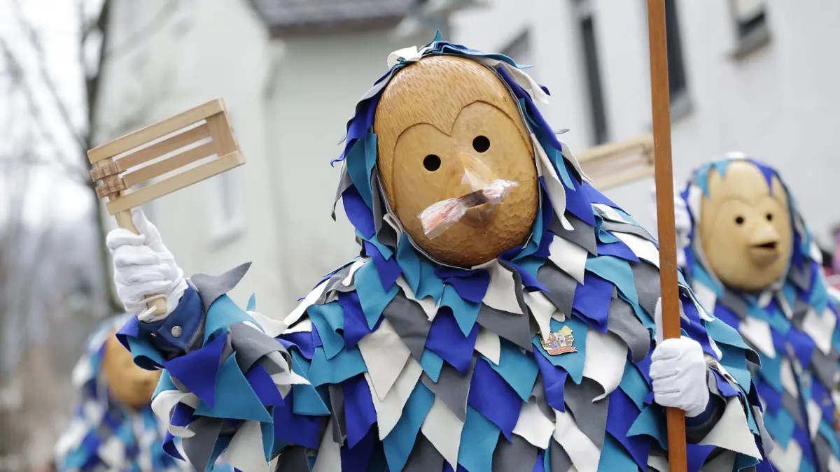 Hunderte von faschingsbegeisterten Zuschauer fanden sich zum 54. traditionellen Fasnetsumzug der Faschinggesellschaft Gosbach in der Ortsmitte von Gosbach ein.: 54. traditioneller Fasnetsumzug der Faschingsgesellschaft Gosbach „De Loidige“ 1970 e.V. in Gosbach. Hunderte von närrischen Zuschauern säumten, bei kaltem aber trockenem Wetter, die Straßen beim Fasnetsumzug in der Ortsmitte von Gosbach. Bei dem närrischen treiben formierten sich 65 Gruppen aus Narrenzünften und Guggenmusikern unter dem Motto „Heute feiern wir unsere Glückseligkeit“ zu einem fast zweistündig dauernden bunten Umzug und feierten so ihre Fasnet. Anschließend wurde ausgelassen beim Festbetrieb in der Turnhalle, im Zelt und an verschiedenen Bars weiter gefeiert.