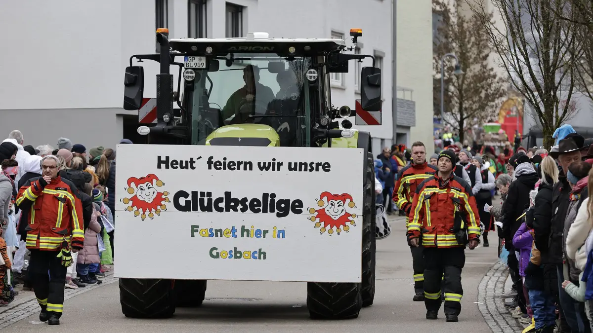 Hunderte von faschingsbegeisterten Zuschauer fanden sich zum 54. traditionellen Fasnetsumzug der Faschinggesellschaft Gosbach in der Ortsmitte von Gosbach ein.: 54. traditioneller Fasnetsumzug der Faschingsgesellschaft Gosbach „De Loidige“ 1970 e.V. in Gosbach. Hunderte von närrischen Zuschauern säumten, bei kaltem aber trockenem Wetter, die Straßen beim Fasnetsumzug in der Ortsmitte von Gosbach. Bei dem närrischen treiben formierten sich 65 Gruppen aus Narrenzünften und Guggenmusikern unter dem Motto „Heute feiern wir unsere Glückseligkeit“ zu einem fast zweistündig dauernden bunten Umzug und feierten so ihre Fasnet. Anschließend wurde ausgelassen beim Festbetrieb in der Turnhalle, im Zelt und an verschiedenen Bars weiter gefeiert.
