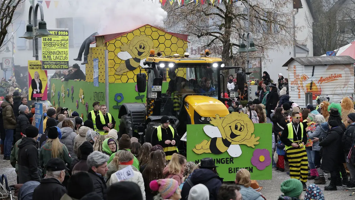 Hunderte von faschingsbegeisterten Zuschauer fanden sich zum 54. traditionellen Fasnetsumzug der Faschinggesellschaft Gosbach in der Ortsmitte von Gosbach ein.: 54. traditioneller Fasnetsumzug der Faschingsgesellschaft Gosbach „De Loidige“ 1970 e.V. in Gosbach. Hunderte von närrischen Zuschauern säumten, bei kaltem aber trockenem Wetter, die Straßen beim Fasnetsumzug in der Ortsmitte von Gosbach. Bei dem närrischen treiben formierten sich 65 Gruppen aus Narrenzünften und Guggenmusikern unter dem Motto „Heute feiern wir unsere Glückseligkeit“ zu einem fast zweistündig dauernden bunten Umzug und feierten so ihre Fasnet. Anschließend wurde ausgelassen beim Festbetrieb in der Turnhalle, im Zelt und an verschiedenen Bars weiter gefeiert.