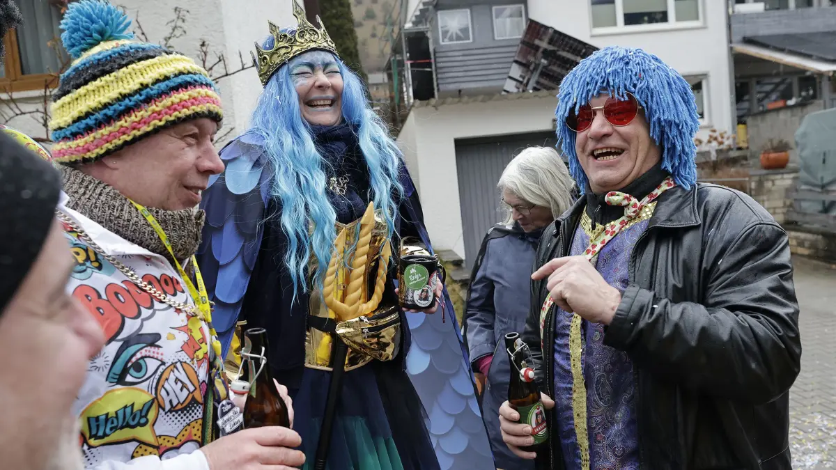 Närrische Rufe beim Fasnetumzug der von Mühlenhexen von Mühlhausen im Täle in Mühlhausen.: Närrisches Treiben beim traditionellen Fasnetsumzug der Mühlenhexen von Mühlhausen im Täle am Fasnetsamstag in Mühlhausen. Bei regnerischem und kaltem Wetter schlängelte sich der Fasnetsumzug mit insgesamt 53 Gruppen aus Narrenzünften und Guggenmusiker durch die Ortsmitte von Mühlhausen. Viele teils bunt Maskierte und Verkleidete Narren säumten den Weg des Fasetumzugs entlang der Umzugsstrecke in Mühlhausen und feierten anschießend ausgelassen im Hexenzelt.