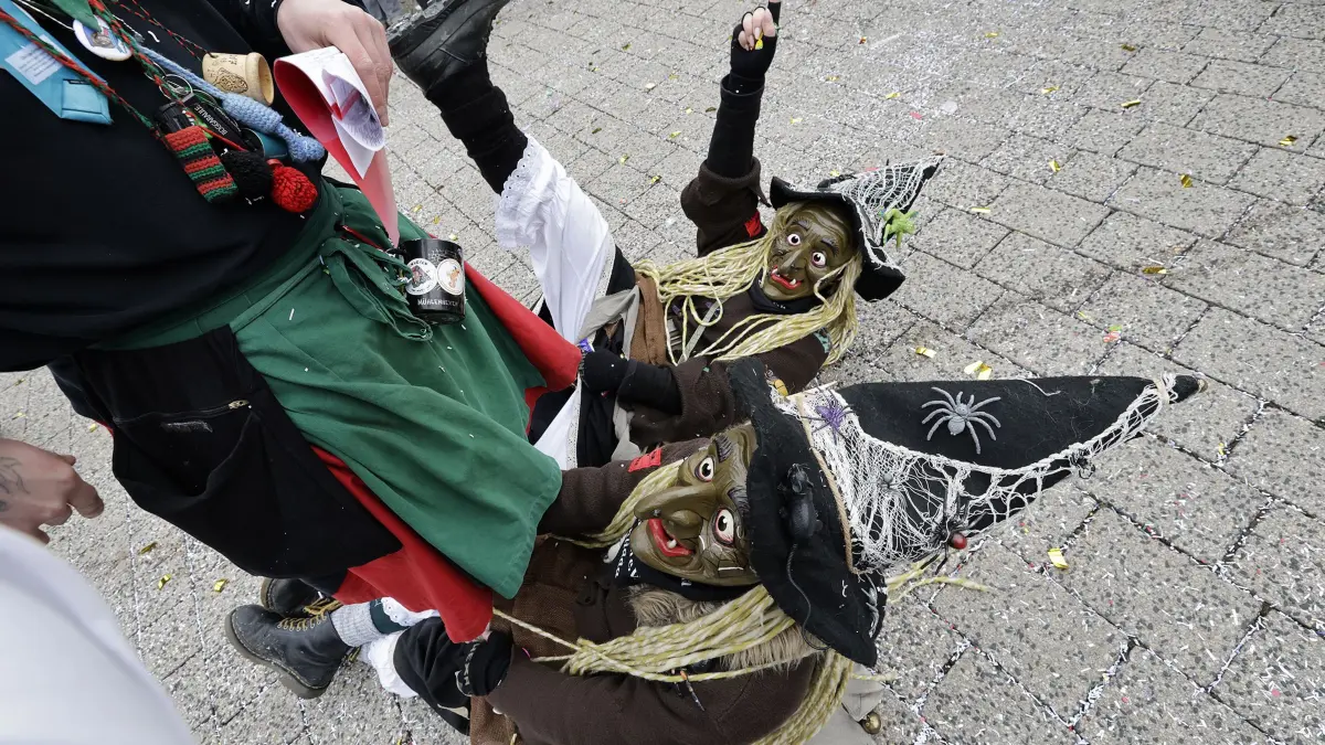 Hunderte von faschingsbegeisterten Zuschauer fanden sich zum 54. traditionellen Fasnetsumzug der Faschinggesellschaft Gosbach in der Ortsmitte von Gosbach ein.: 54. traditioneller Fasnetsumzug der Faschingsgesellschaft Gosbach „De Loidige“ 1970 e.V. in Gosbach. Hunderte von närrischen Zuschauern säumten, bei kaltem aber trockenem Wetter, die Straßen beim Fasnetsumzug in der Ortsmitte von Gosbach. Bei dem närrischen treiben formierten sich 65 Gruppen aus Narrenzünften und Guggenmusikern unter dem Motto „Heute feiern wir unsere Glückseligkeit“ zu einem fast zweistündig dauernden bunten Umzug und feierten so ihre Fasnet. Anschließend wurde ausgelassen beim Festbetrieb in der Turnhalle, im Zelt und an verschiedenen Bars weiter gefeiert.