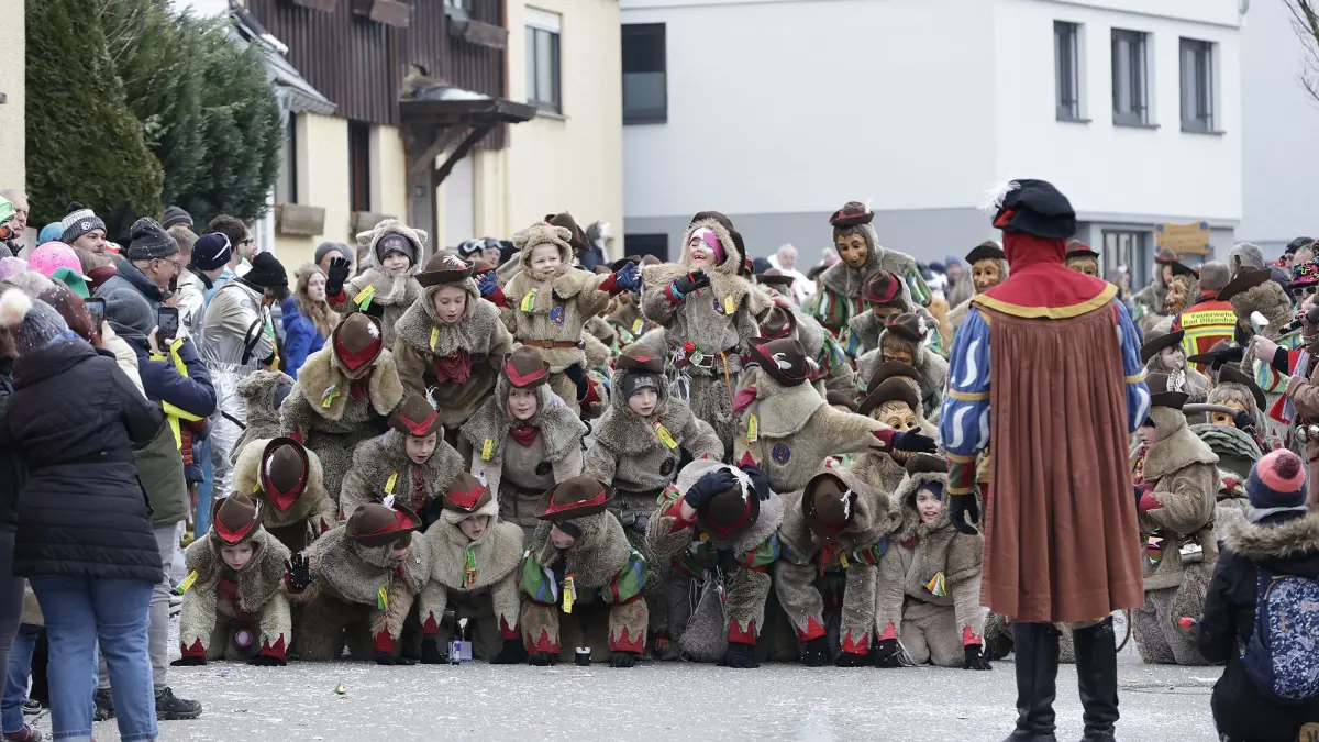 Hunderte von faschingsbegeisterten Zuschauer fanden sich zum 54. traditionellen Fasnetsumzug der Faschinggesellschaft Gosbach in der Ortsmitte von Gosbach ein.: 54. traditioneller Fasnetsumzug der Faschingsgesellschaft Gosbach „De Loidige“ 1970 e.V. in Gosbach. Hunderte von närrischen Zuschauern säumten, bei kaltem aber trockenem Wetter, die Straßen beim Fasnetsumzug in der Ortsmitte von Gosbach. Bei dem närrischen treiben formierten sich 65 Gruppen aus Narrenzünften und Guggenmusikern unter dem Motto „Heute feiern wir unsere Glückseligkeit“ zu einem fast zweistündig dauernden bunten Umzug und feierten so ihre Fasnet. Anschließend wurde ausgelassen beim Festbetrieb in der Turnhalle, im Zelt und an verschiedenen Bars weiter gefeiert.