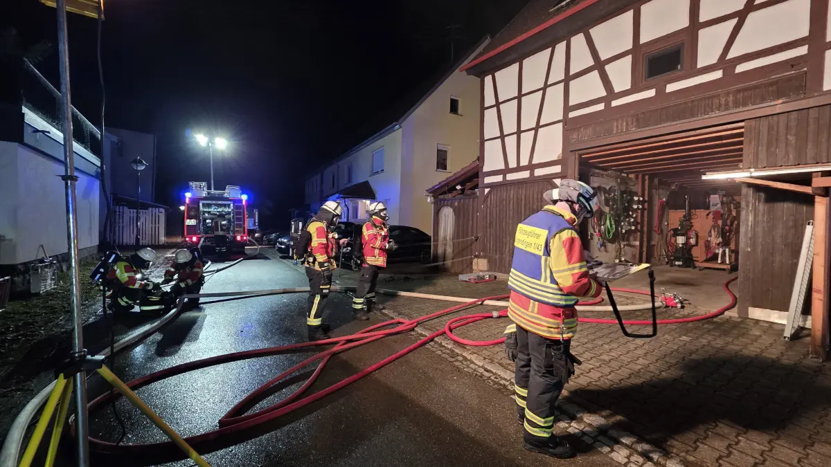 Nächtlicher Einsatz in der Rangendinger Straße "Zur Gipsmühle": Die Feuerwehren aus Rangendingen und Hechingen löschten einen Werkstattbrand.