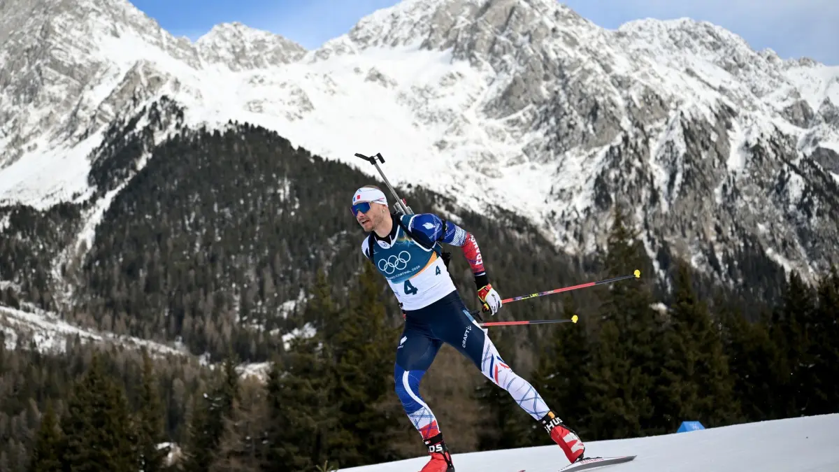 Olympische Winterspiele 2026: 15.02.2026, Italien, Antholz: Olympia, Olympische Winterspiele Mailand Cortina 2026, Biathlon, Männer, Verfolgung 12,5 Kilometer in der Anterselva Biathlon Arena, Emilien Jacquelin aus Frankreich auf der Strecke. Foto: Hendrik Schmidt/dpa +++ dpa-Bildfunk +++
