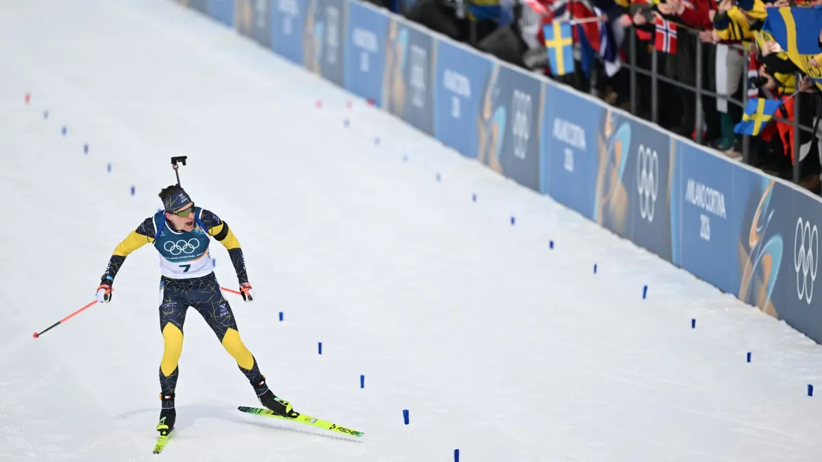 Olympische Winterspiele 2026: 15.02.2026, Italien, Antholz: Olympia, Olympische Winterspiele Mailand Cortina 2026, Biathlon, Männer, Verfolgung 12,5 Kilometer in der Anterselva Biathlon Arena, Martin Ponsiluoma aus Schweden reagiert im Ziel. Foto: Hendrik Schmidt/dpa +++ dpa-Bildfunk +++