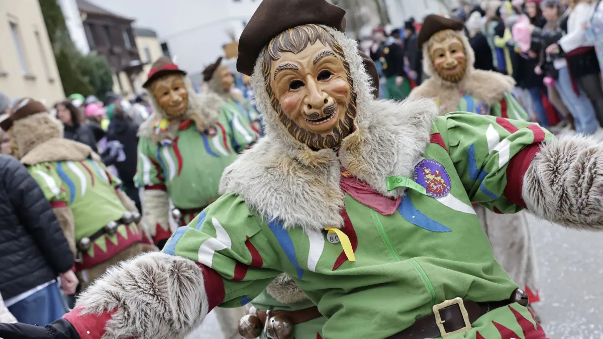 Hunderte von faschingsbegeisterten Zuschauer fanden sich zum 54. traditionellen Fasnetsumzug der Faschinggesellschaft Gosbach in der Ortsmitte von Gosbach ein.: 54. traditioneller Fasnetsumzug der Faschingsgesellschaft Gosbach „De Loidige“ 1970 e.V. in Gosbach. Hunderte von närrischen Zuschauern säumten, bei kaltem aber trockenem Wetter, die Straßen beim Fasnetsumzug in der Ortsmitte von Gosbach. Bei dem närrischen treiben formierten sich 65 Gruppen aus Narrenzünften und Guggenmusikern unter dem Motto „Heute feiern wir unsere Glückseligkeit“ zu einem fast zweistündig dauernden bunten Umzug und feierten so ihre Fasnet. Anschließend wurde ausgelassen beim Festbetrieb in der Turnhalle, im Zelt und an verschiedenen Bars weiter gefeiert.