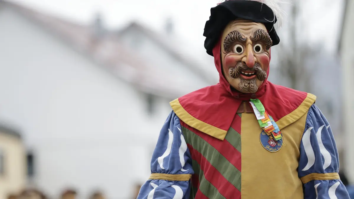 Hunderte von faschingsbegeisterten Zuschauer fanden sich zum 54. traditionellen Fasnetsumzug der Faschinggesellschaft Gosbach in der Ortsmitte von Gosbach ein.: 54. traditioneller Fasnetsumzug der Faschingsgesellschaft Gosbach „De Loidige“ 1970 e.V. in Gosbach. Hunderte von närrischen Zuschauern säumten, bei kaltem aber trockenem Wetter, die Straßen beim Fasnetsumzug in der Ortsmitte von Gosbach. Bei dem närrischen treiben formierten sich 65 Gruppen aus Narrenzünften und Guggenmusikern unter dem Motto „Heute feiern wir unsere Glückseligkeit“ zu einem fast zweistündig dauernden bunten Umzug und feierten so ihre Fasnet. Anschließend wurde ausgelassen beim Festbetrieb in der Turnhalle, im Zelt und an verschiedenen Bars weiter gefeiert.
