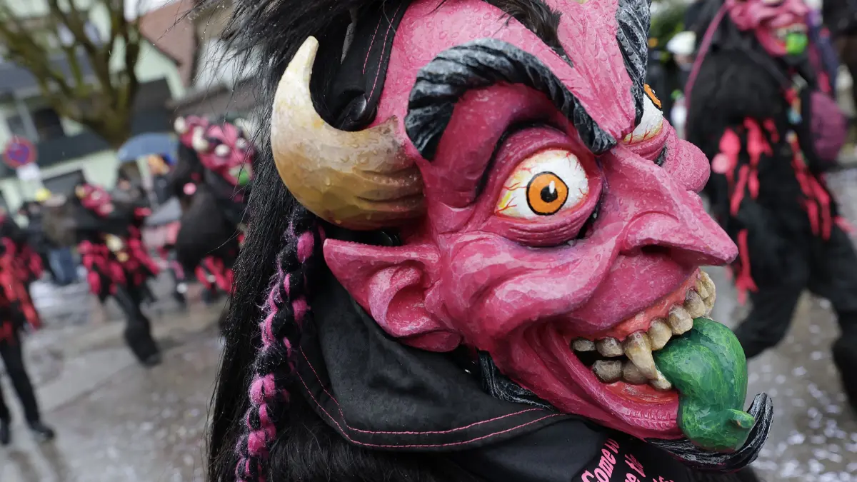 Närrische Rufe beim Fasnetumzug der von Mühlenhexen von Mühlhausen im Täle in Mühlhausen.: Närrisches Treiben beim traditionellen Fasnetsumzug der Mühlenhexen von Mühlhausen im Täle am Fasnetsamstag in Mühlhausen. Bei regnerischem und kaltem Wetter schlängelte sich der Fasnetsumzug mit insgesamt 53 Gruppen aus Narrenzünften und Guggenmusiker durch die Ortsmitte von Mühlhausen. Viele teils bunt Maskierte und Verkleidete Narren säumten den Weg des Fasetumzugs entlang der Umzugsstrecke in Mühlhausen und feierten anschießend ausgelassen im Hexenzelt.