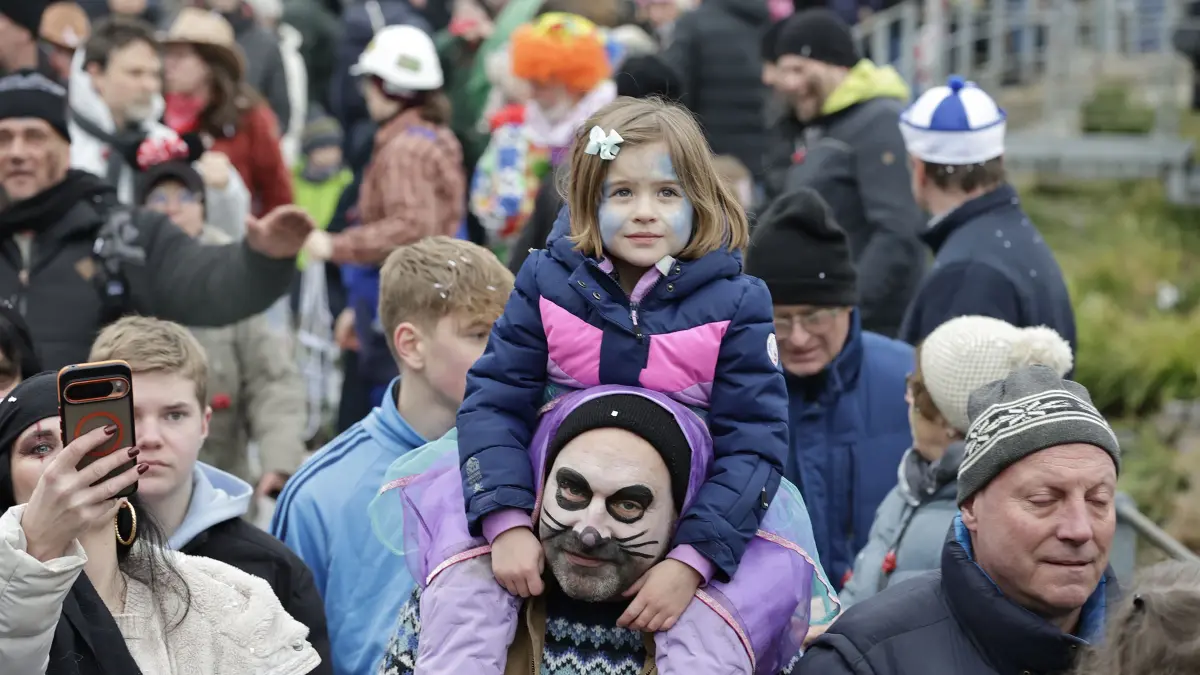 Hunderte von faschingsbegeisterten Zuschauer fanden sich zum 54. traditionellen Fasnetsumzug der Faschinggesellschaft Gosbach in der Ortsmitte von Gosbach ein.: 54. traditioneller Fasnetsumzug der Faschingsgesellschaft Gosbach „De Loidige“ 1970 e.V. in Gosbach. Hunderte von närrischen Zuschauern säumten, bei kaltem aber trockenem Wetter, die Straßen beim Fasnetsumzug in der Ortsmitte von Gosbach. Bei dem närrischen treiben formierten sich 65 Gruppen aus Narrenzünften und Guggenmusikern unter dem Motto „Heute feiern wir unsere Glückseligkeit“ zu einem fast zweistündig dauernden bunten Umzug und feierten so ihre Fasnet. Anschließend wurde ausgelassen beim Festbetrieb in der Turnhalle, im Zelt und an verschiedenen Bars weiter gefeiert.