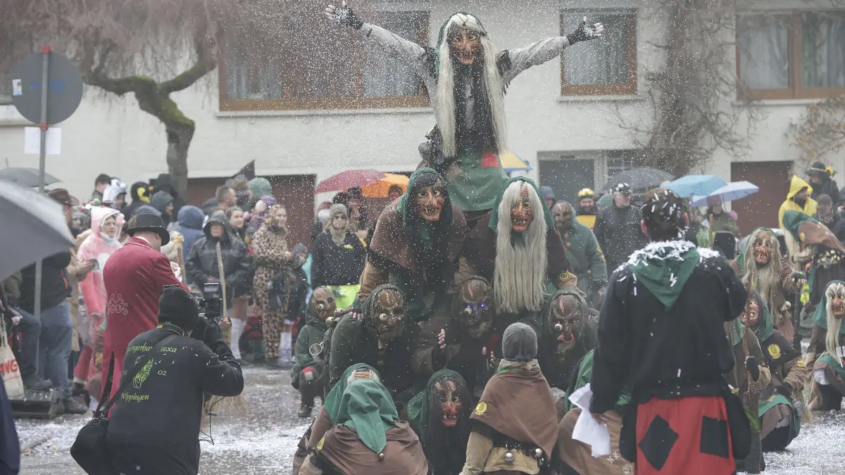 Närrische Rufe beim Fasnetumzug der von Mühlenhexen von Mühlhausen im Täle in Mühlhausen.: Närrisches Treiben beim traditionellen Fasnetsumzug der Mühlenhexen von Mühlhausen im Täle am Fasnetsamstag in Mühlhausen. Bei regnerischem und kaltem Wetter schlängelte sich der Fasnetsumzug mit insgesamt 53 Gruppen aus Narrenzünften und Guggenmusiker durch die Ortsmitte von Mühlhausen. Viele teils bunt Maskierte und Verkleidete Narren säumten den Weg des Fasetumzugs entlang der Umzugsstrecke in Mühlhausen und feierten anschießend ausgelassen im Hexenzelt.