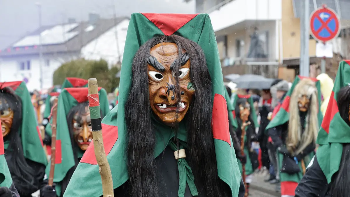Närrische Rufe beim Fasnetumzug der von Mühlenhexen von Mühlhausen im Täle in Mühlhausen.: Närrisches Treiben beim traditionellen Fasnetsumzug der Mühlenhexen von Mühlhausen im Täle am Fasnetsamstag in Mühlhausen. Bei regnerischem und kaltem Wetter schlängelte sich der Fasnetsumzug mit insgesamt 53 Gruppen aus Narrenzünften und Guggenmusiker durch die Ortsmitte von Mühlhausen. Viele teils bunt Maskierte und Verkleidete Narren säumten den Weg des Fasetumzugs entlang der Umzugsstrecke in Mühlhausen und feierten anschießend ausgelassen im Hexenzelt.