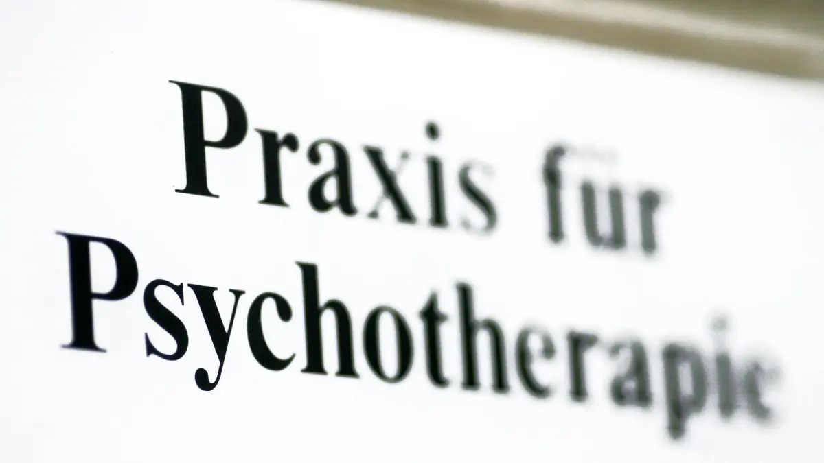 Hilfe für Kinder und Jugendliche mit psychischen Erkrankungen: ARCHIV - 24.11.2009, NA, Stendal: Ein Schild einer Praxis für Psychotherapie in Stendal. (Zu dpa: «DAK: Während Corona mehr Angststörungen bei Kindern und Jugendlichen») (zu dpa: «Angststörungen seit Corona: Teenie-Mädchen leiden besonders») Foto: Jens Wolf/dpa-Zentralbild/dpa +++ dpa-Bildfunk +++