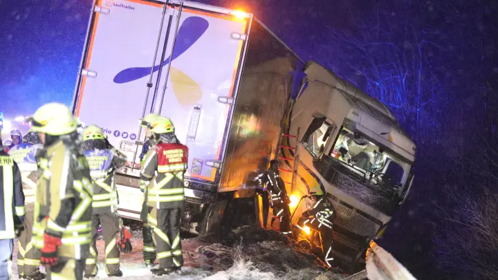 Sattelzug bleibt in Leitplanke stecken – zwei Verletzte
