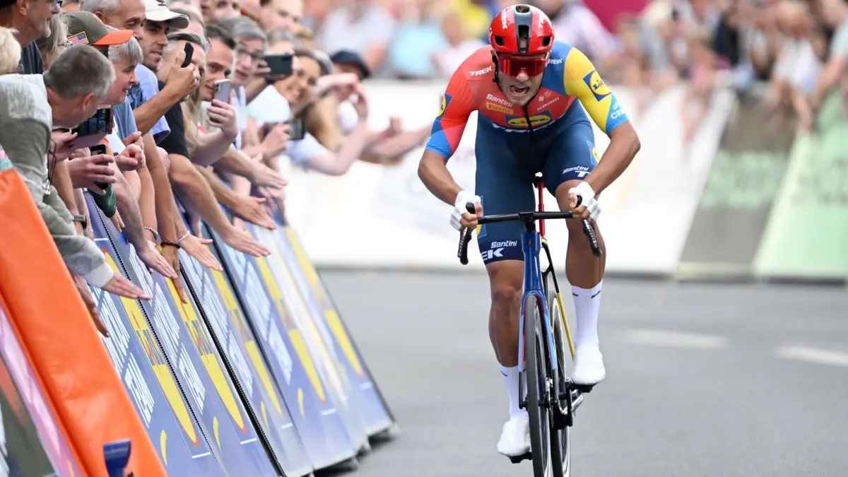 Deutschland Tour: ARCHIV - 20.08.2025, Nordrhein-Westfalen, Essen: Radsport, Deutschland Tour, Essen (3,10 km), Prolog (Einzelzeitfahren), Jonathan Milan aus Italien vom Team Lidl-Trek fährt ins Ziel ein. (zu dpa: «UAE Tour: Italienischer Radprofi stürzt kurz vor dem Ziel») Foto: Federico Gambarini/dpa +++ dpa-Bildfunk +++