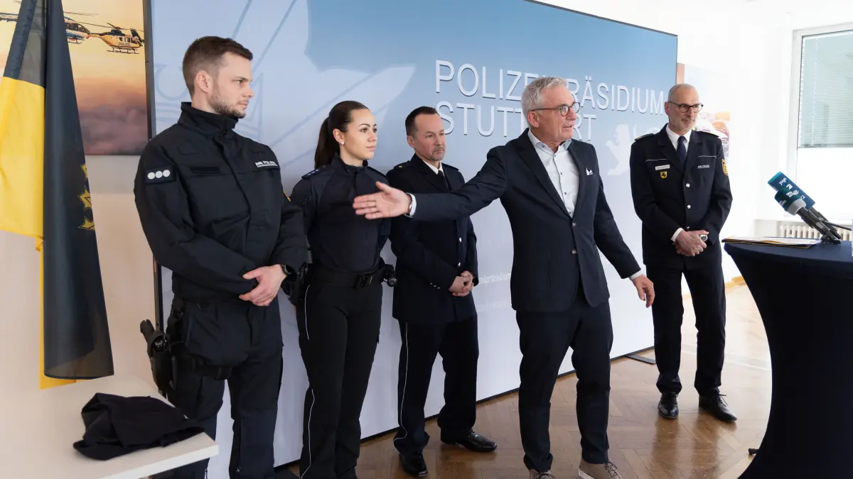 Der Minister für Inneres und Digitalisierung Thomas Strobl stellt im Polizeirevier Stuttgart die neuen Uniformen für Polizistinnen und Polizisten BW vor.