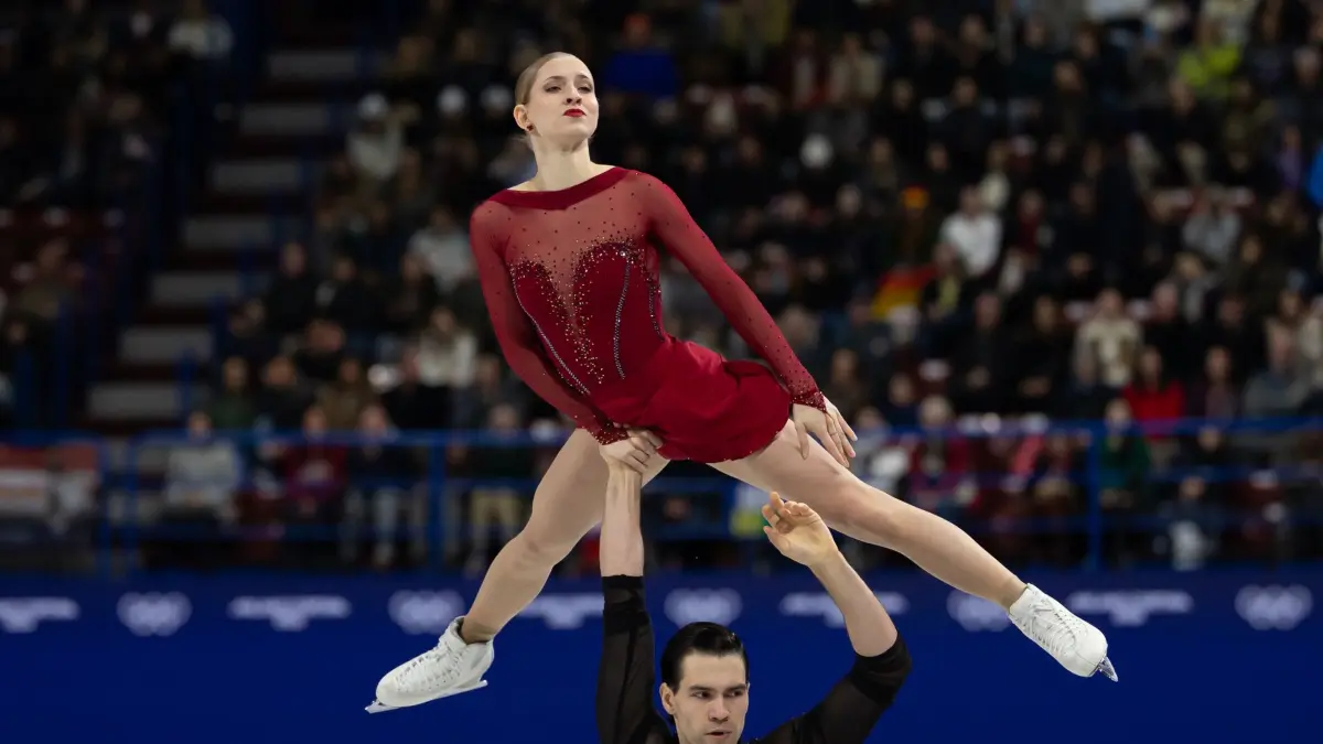Olympische Winterspiele 2026: 15.02.2026, Italien, Mailand: Olympia, Olympische Winterspiele Mailand Cortina 2026, Eiskunstlauf, Paarlauf, Kurzprogramm, Minerva Hase und Nikita Volodin aus Deutschland stehen auf dem Eis. Foto: Paul Kitagaki Jr./ZUMA Press Wire/dpa +++ dpa-Bildfunk +++