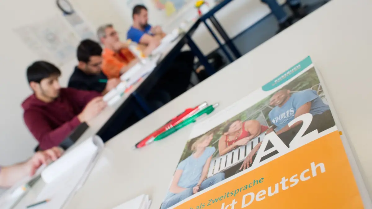 ARCHIV - 14.04.2016, Niedersachsen, Hannover: Ein Deutschbuch liegt in einem Integrationskurs (BAMF-Kurs) an der inlingua Sprachschule Hannover. (zu dpa: ««Katastrophal»: Land kritisiert Sparkurs bei Integration») Foto: Julian Stratenschulte/dpa +++ dpa-Bildfunk +++
