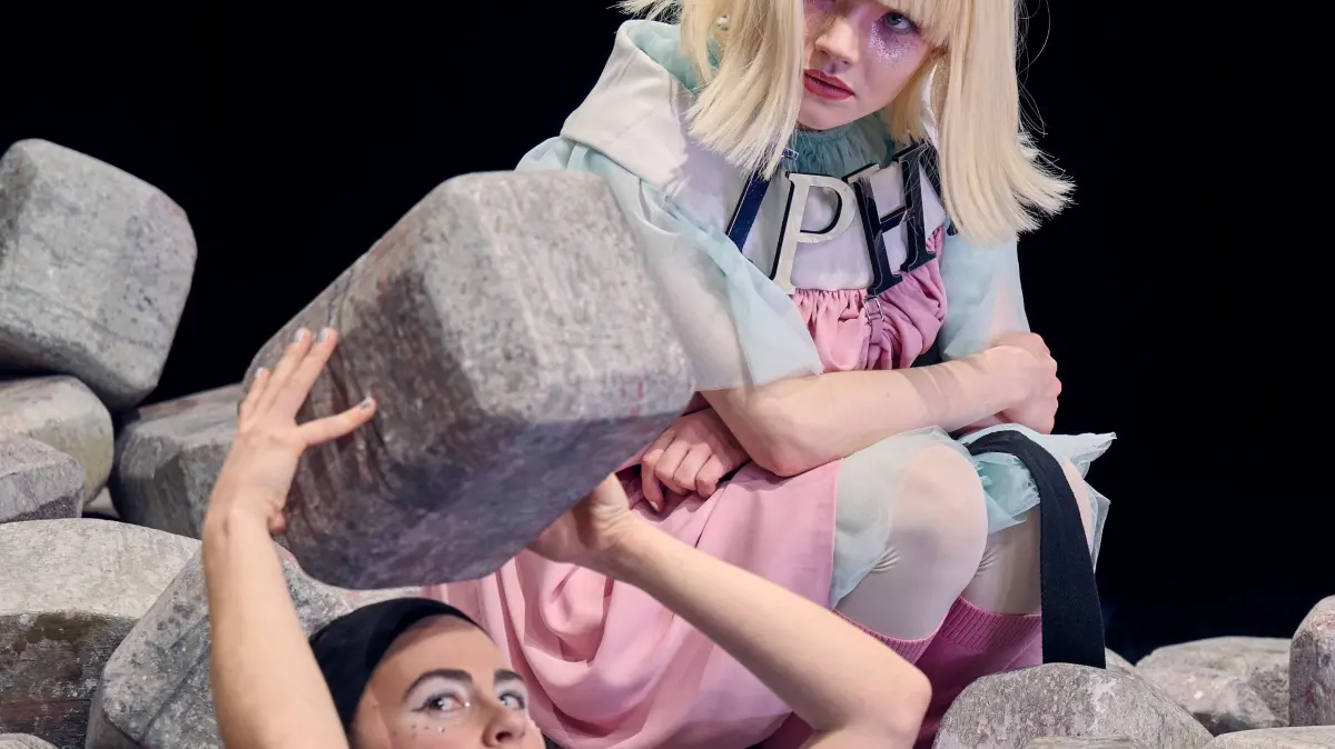 Iphi (Emma Stratmann, oben) und Elektra (Robi Tissi Graf) im Steinmer des schwesterlichen Clinch.