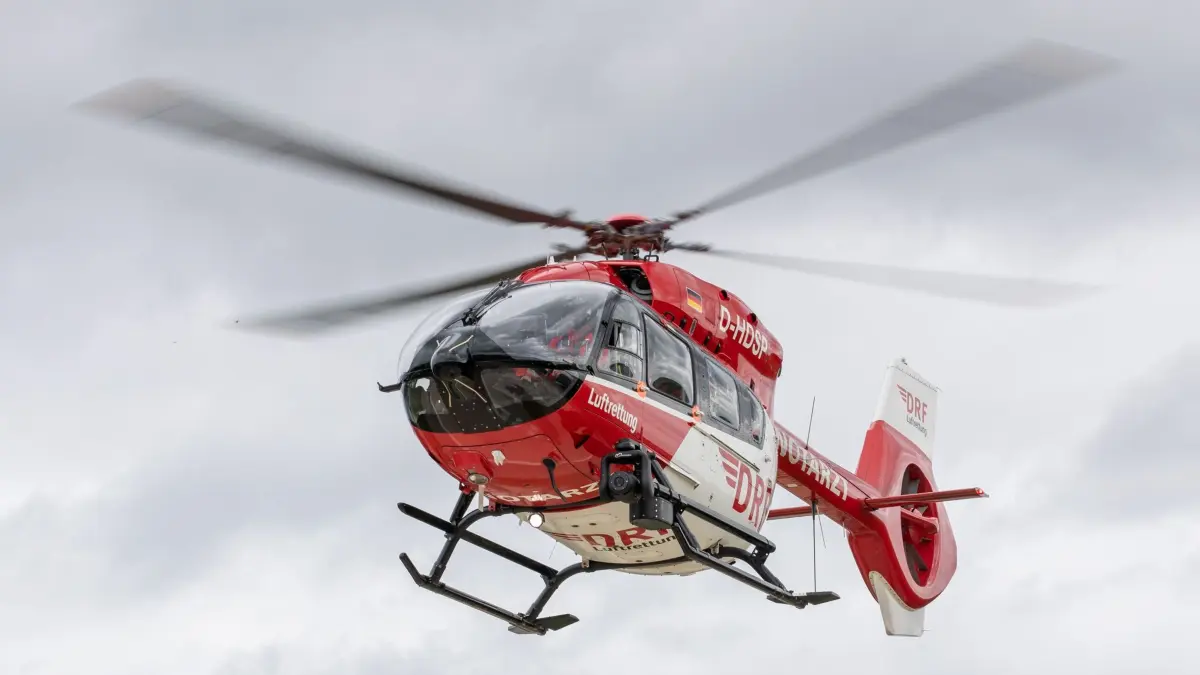 Mann bei Faschingsumzug von Wagen überrollt: ARCHIV - 17.08.2021, Bayern, Regensburg: Ein Rettungshubschrauber auf dem Weg in ein Krankenhaus. (zu dpa: «Mann bei Faschingsumzug von Wagen überrollt») Foto: Daniel Karmann/dpa +++ dpa-Bildfunk +++