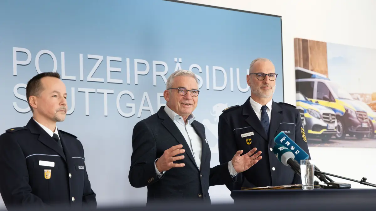 Der Minister für Inneres und Digitalisierung Thomas Strobl stellt im Polizeirevier Stuttgart die neuen Uniformen für Polizistinnen und Polizisten BW vor.