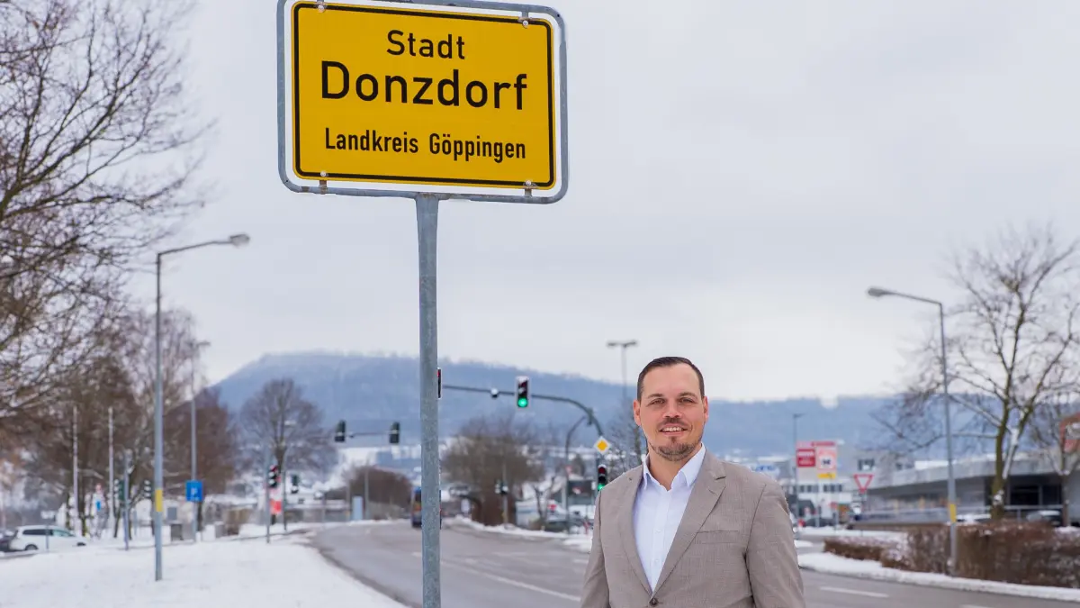 Danny Kuhl-Zaussinger vor dem Schild der Stadt, in der er Bürgermeister werden möchte.