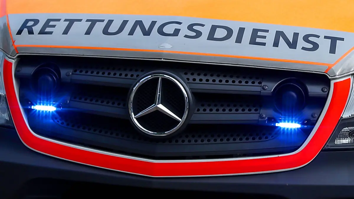 09.06.2025, Köln, Ein Krankenwagen der kölner Feuerwehr mit Blaulicht auf Einsatzfahrt Nordrhein-Westfalen Deutschland *: 09.06.2025, Köln, Ein Krankenwagen der kölner Feuerwehr mit Blaulicht auf Einsatzfahrt Nordrhein-Westfalen Deutschland *** 09 06 2025, Cologne, An ambulance of the Cologne fire department with blue lights on an emergency drive North Rhine-Westphalia Germany