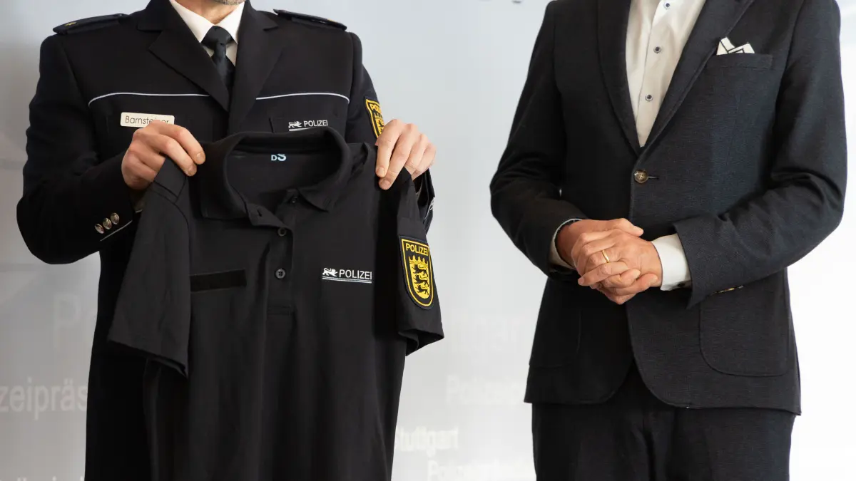 Der Minister für Inneres und Digitalisierung Thomas Strobl stellt im Polizeirevier Stuttgart die neuen Uniformen für Polizistinnen und Polizisten BW vor.
