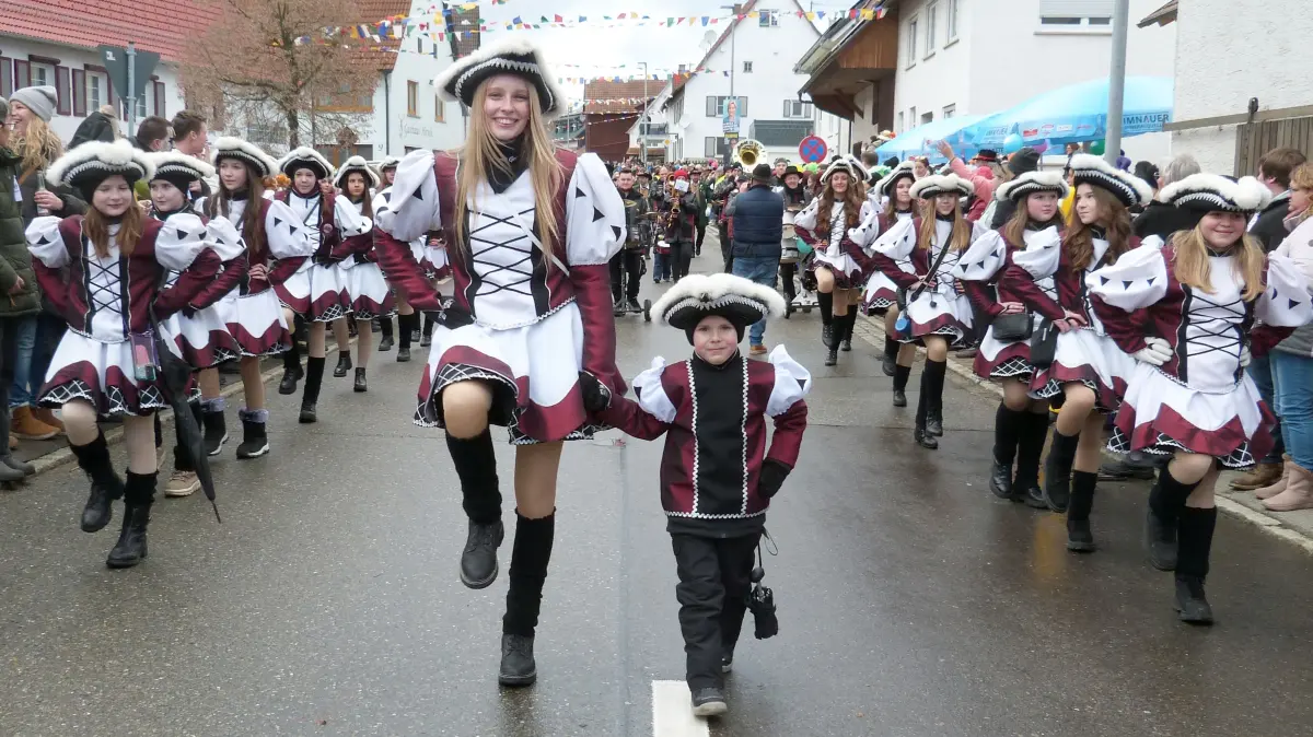 Die Gruoler Tanzgarde führte den Umzug zusammen mit den Hästrägern des Narrenvereins Gruol an.