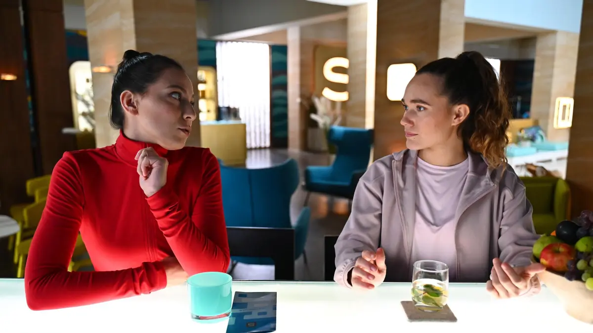 Joana (Josephine Martz, r.) gerät unter Druck, als ihr Charlotte "Charlie" (Shaolyn Fernandez) das Messer auf die Brust setzt. Charlie macht Joana unmissverständlich klar, dass sie um ihre Beziehung zu Deniz kämpfen wird.
