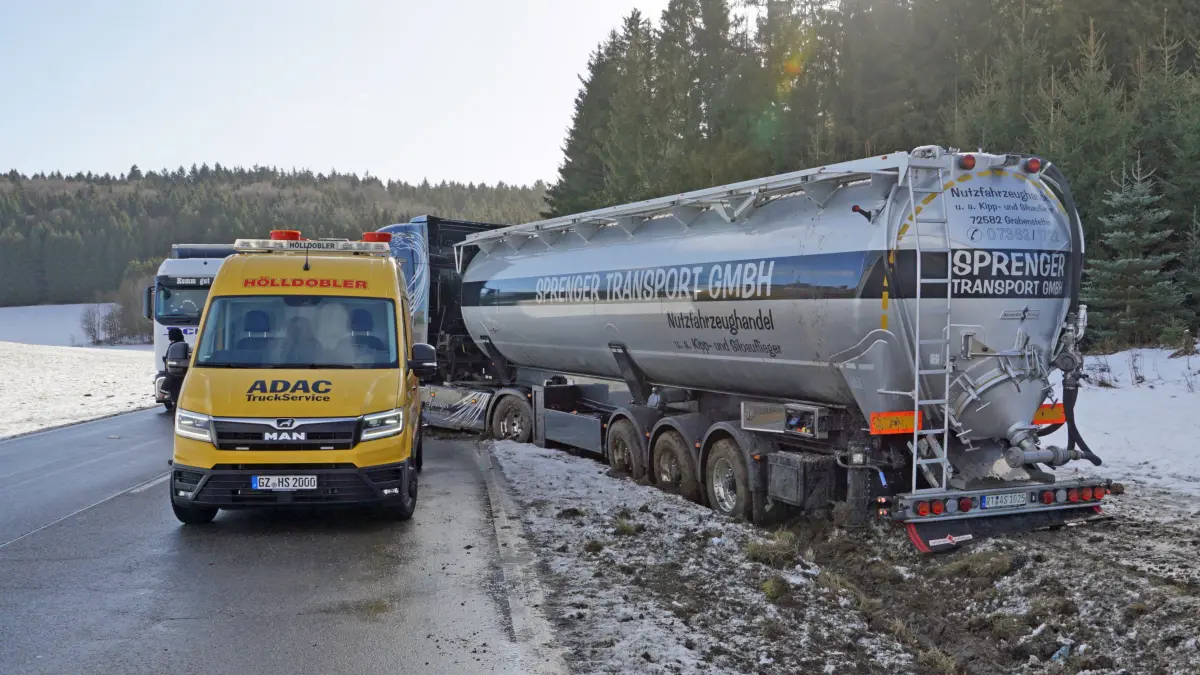 Aus ungeklärter Ursache war der Lkw-Fahrer von der B 28 abgekommen. Die Bergung dauerte Stunden.