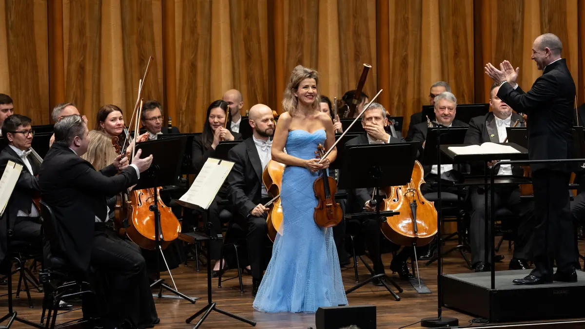 Anne-Sophie Mutter spielt mit den Würth-Philharmonikern Tschaikowsis Violinkonzert. Claudio Vandelli leitet das Konzert im Carmen-Würth-Forum in Künzelsau-Gaisbach. Im gleichen Konzert erklingt auch "Peter und der Wolf". Den Text liest Jan Josef Liefers.